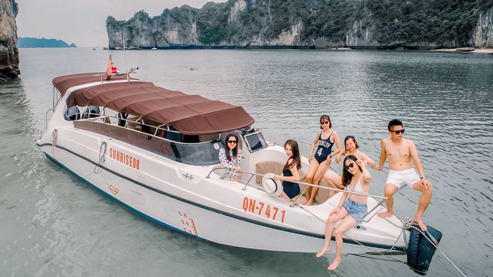 Thăm vịnh Hạ Long bằng cano cao tốc