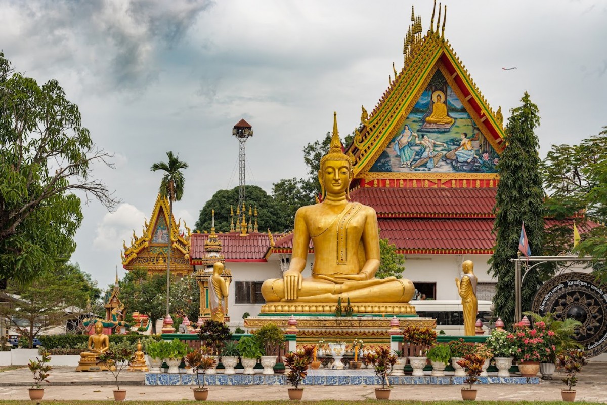 Miền Nam Lào bao gồm Savannakhet đi xuống dọc Champasack, Attapeu